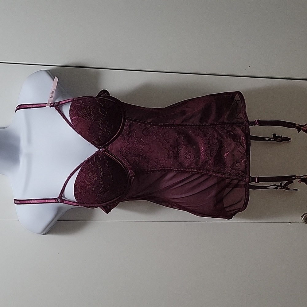 Daisy Fuentes negligee garter